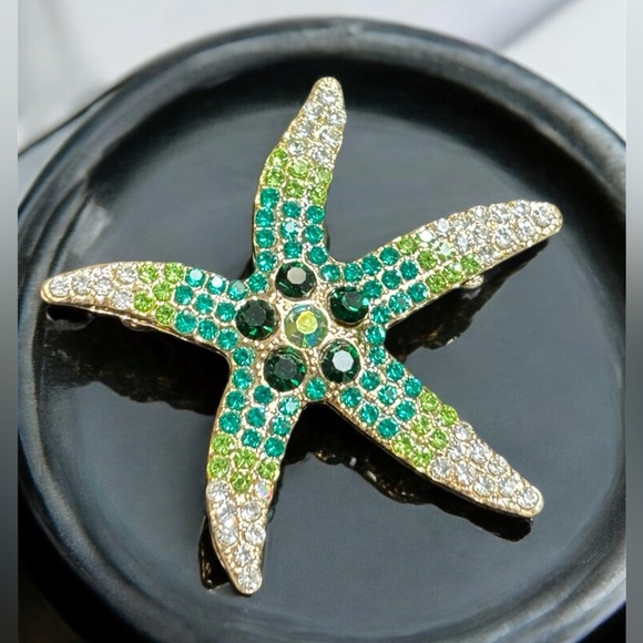 Jewelry - Sparkling Green and Gold Starfish Brooch. NWT